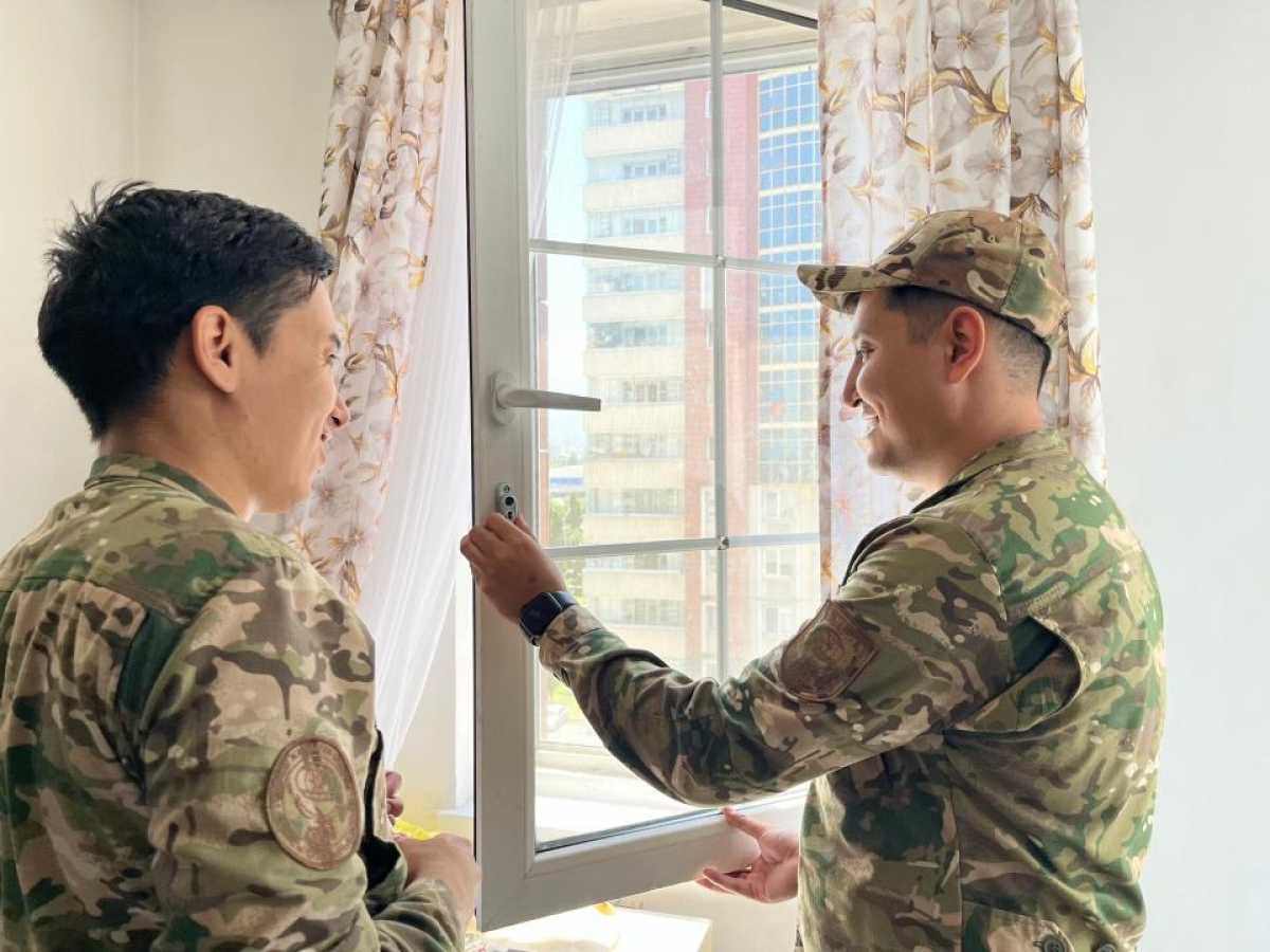Безопасность детей: казахстанские спасатели устанавливают оконные блокираторы
