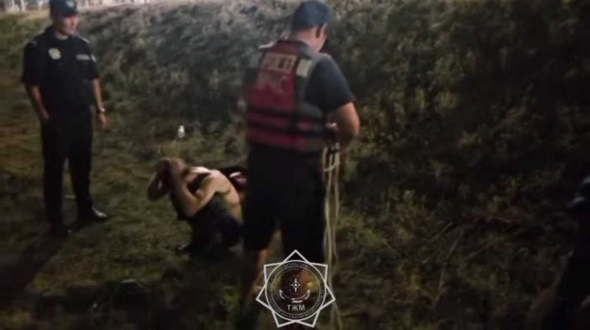Мужчину затянуло в болото в Алматы