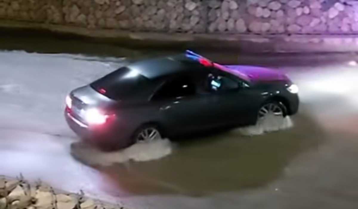 Авто с «мигалками» заехало в русло реки Есентай в Алматы: водителя накажут