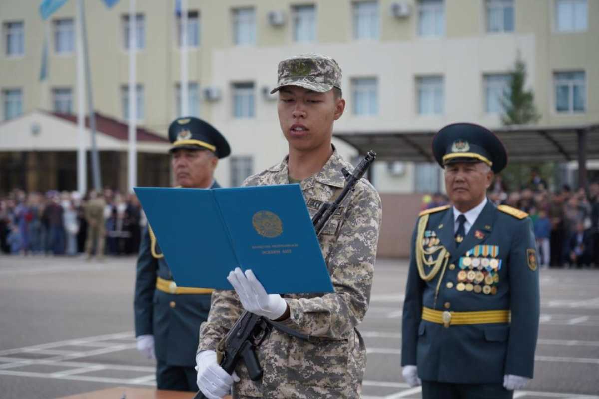 В Астане более 300 выпускников военной кафедры вуза приняли военную присягу
