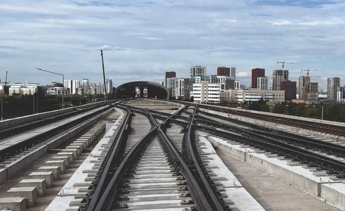 Укладку рельсов на основной линии LRT завершили в Астане
