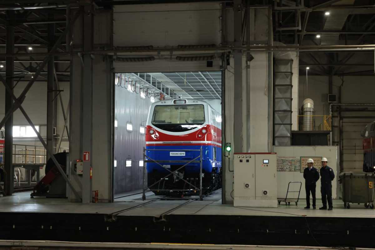 Олжас Бектенов поручил обеспечить регулярное обновление парка пассажирских вагонов и локомотивов