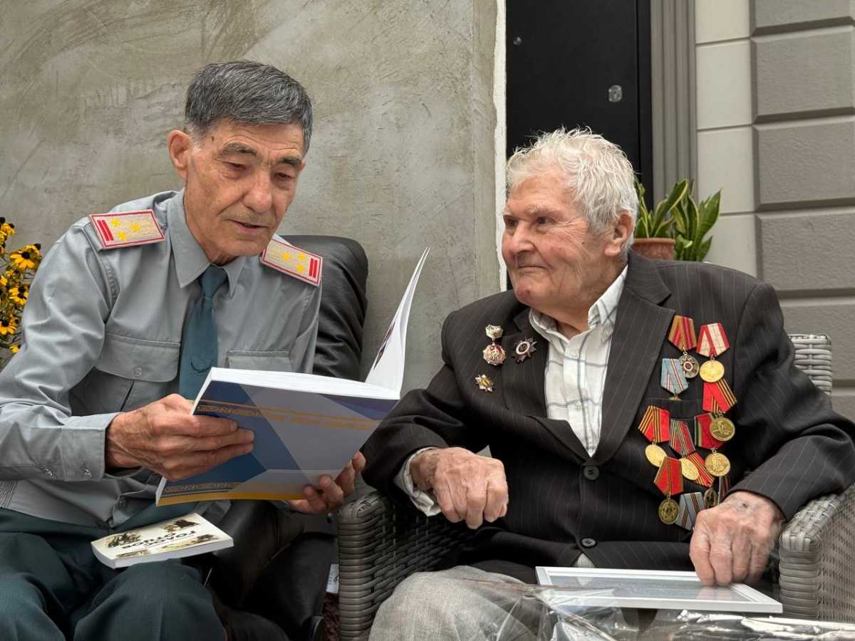 В Алматы военнослужащие поздравили ветерана ВОВ с 99-летием
