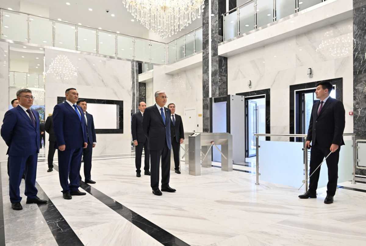 Токаев осмотрел новое здание ДКНБ в Астане