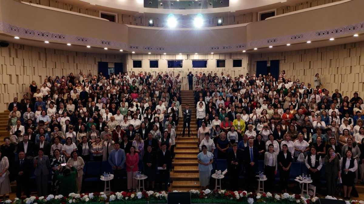 В Астане сотни педагогов исполнили песню Абая «Желсіз түнде жарық-ай»