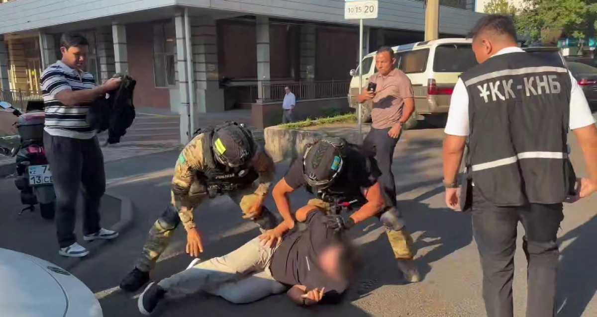 Тысячи звонков ежедневно: двух кибермошенников задержали в Алматы