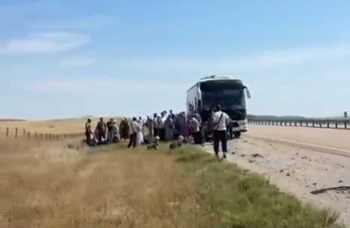 В Акмолинской области спасатели эвакуировали пассажиров сломавшегося автобуса
