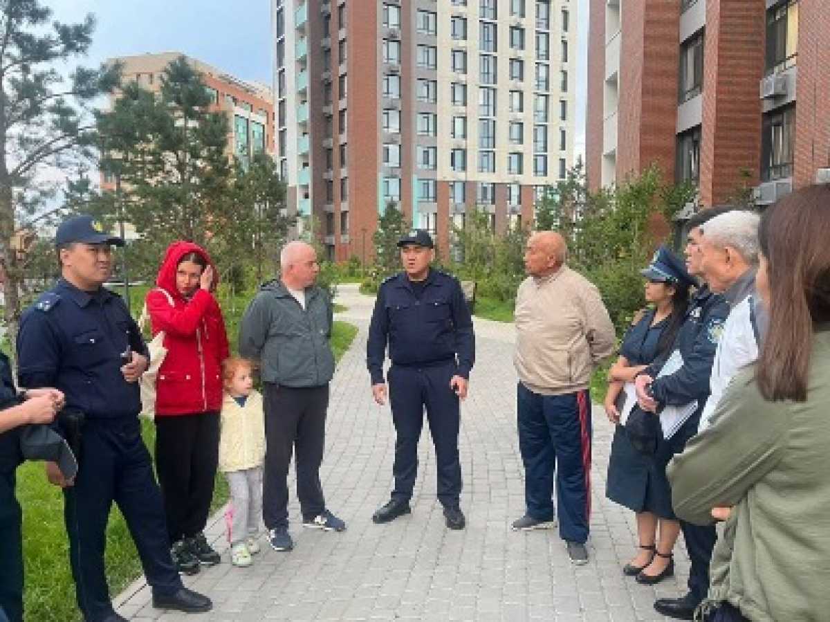 В Астане жители ЖК обсудили с полицией вопросы безопасности