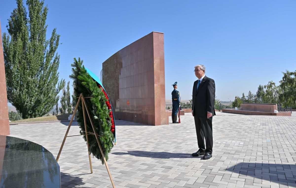 Токаев посетил историко-мемориальный комплекс «Ата-Бейит» в Кыргызстане