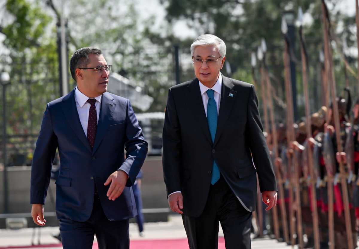 Токаева торжественно встретили в резиденции президента Кыргызстана