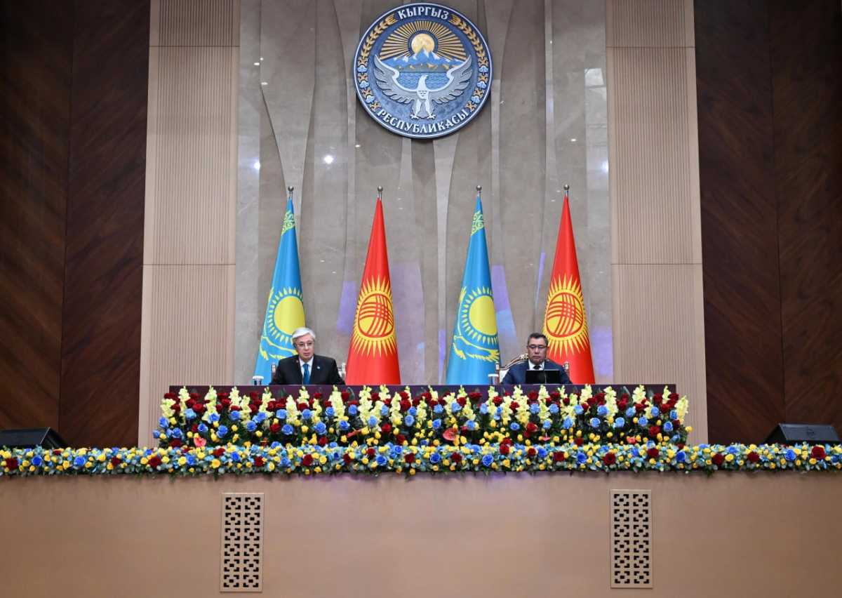 Касым-Жомарт Токаев и Садыр Жапаров провели брифинг для представителей СМИ