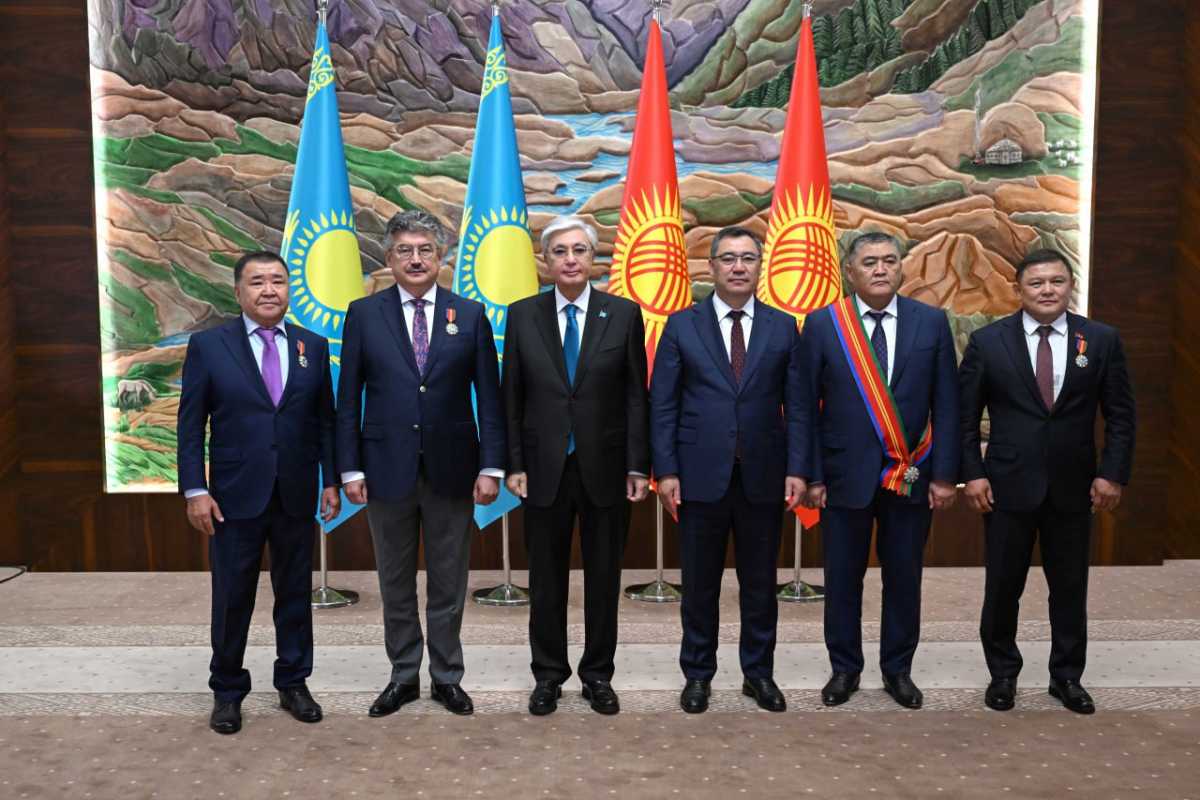 Токаев наградил государственных и общественных деятелей Кыргызстана