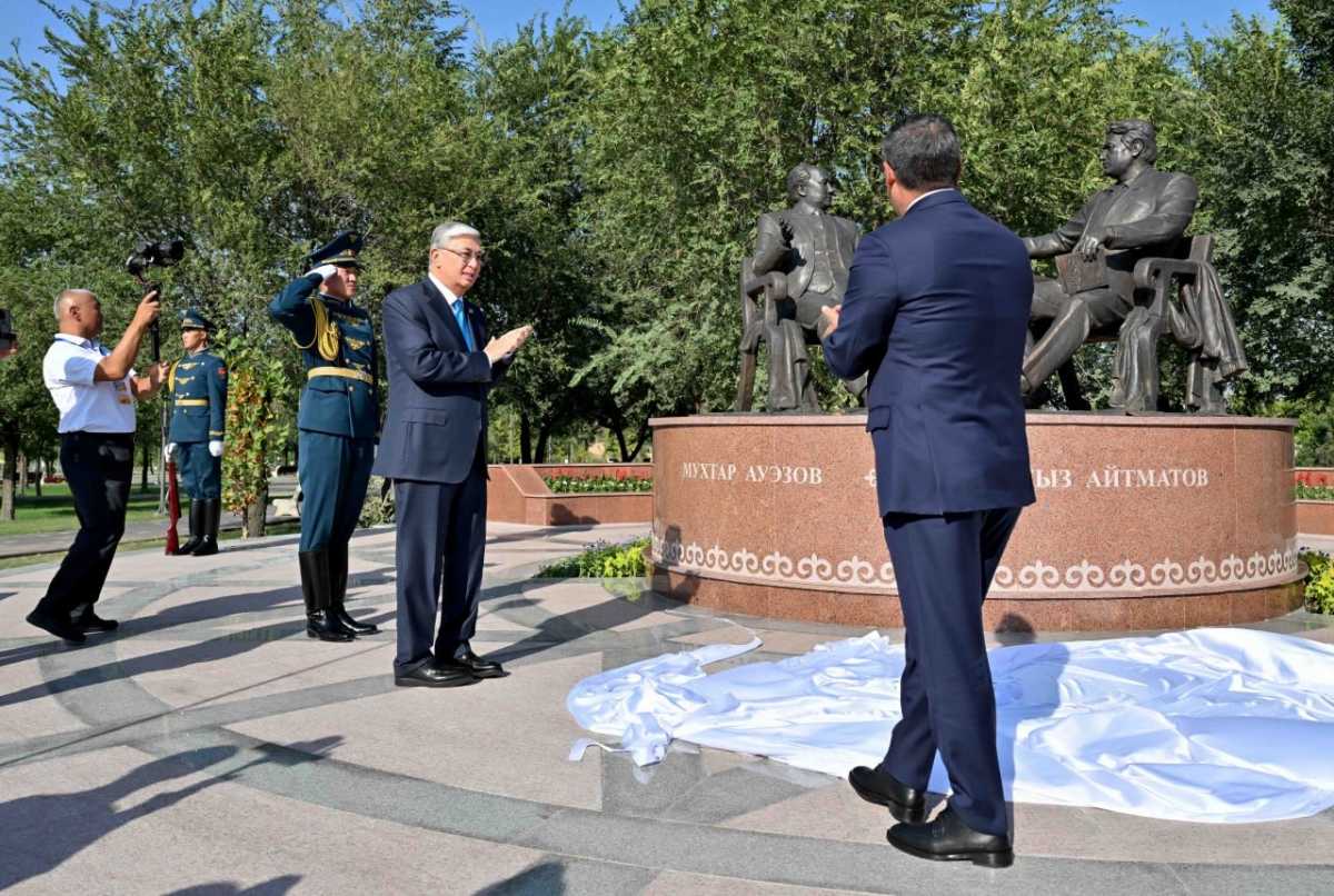 Токаев и Жапаров открыли памятник «Золотой мост дружбы»