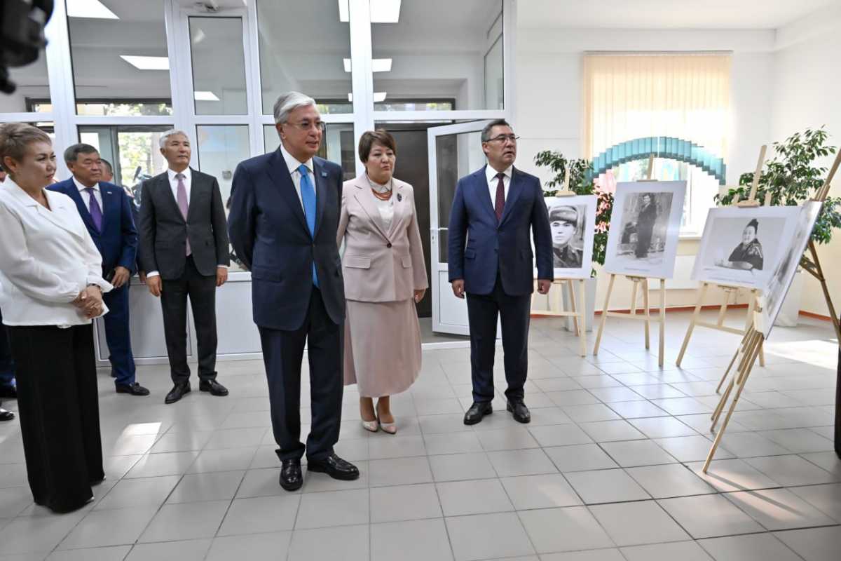 Президент Казахстана посетил школу-гимназию им. Кемеля Токаева в Бишкеке