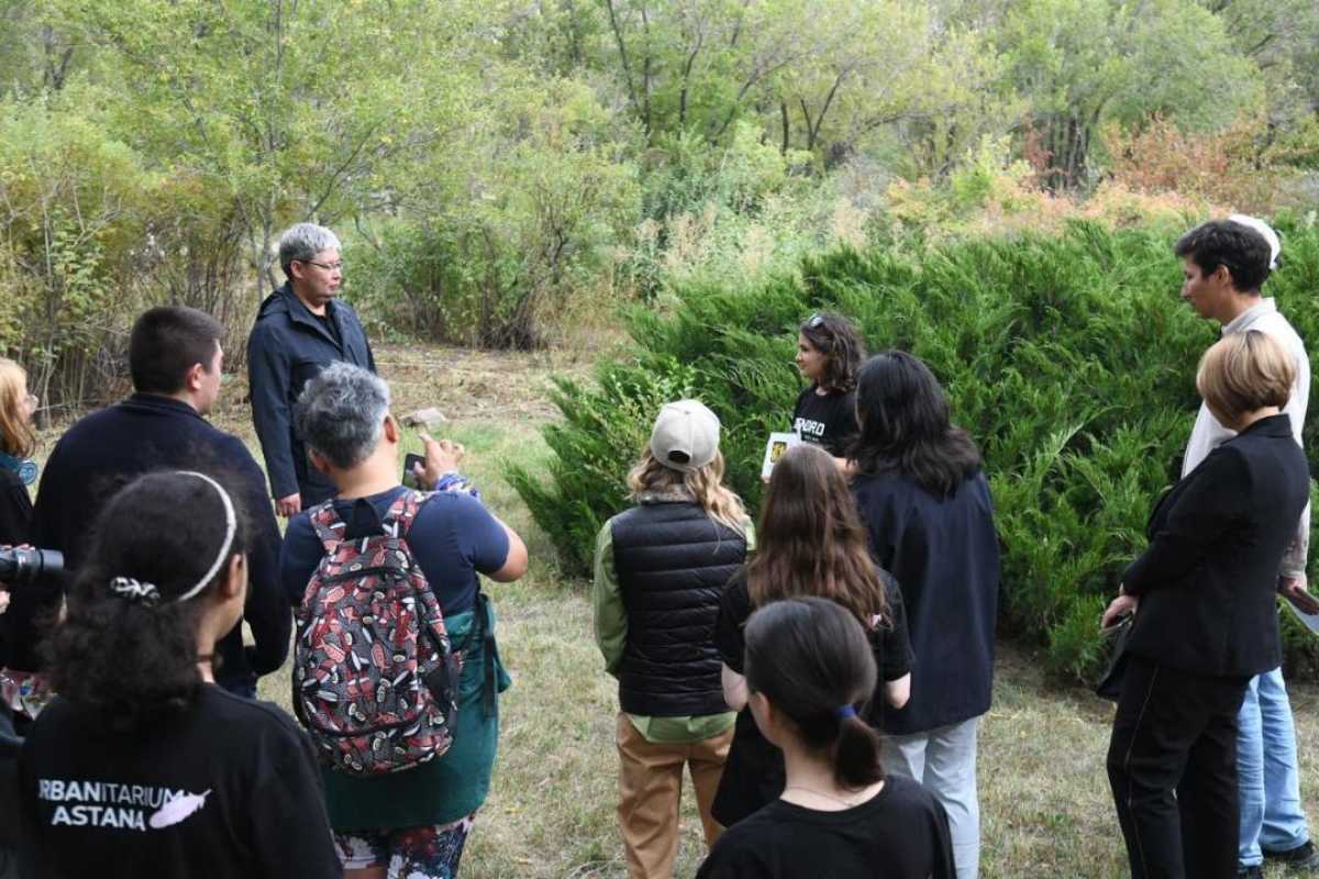 В Астане подростки провели исследование на территории дендропарка и выявили более 200 видов растений и животных