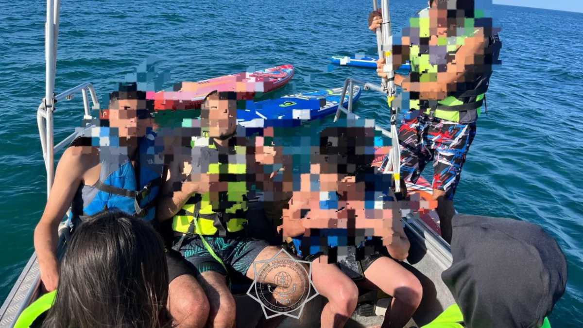 Шестерых человек на сапбордах унесло ветром в Каспийское море