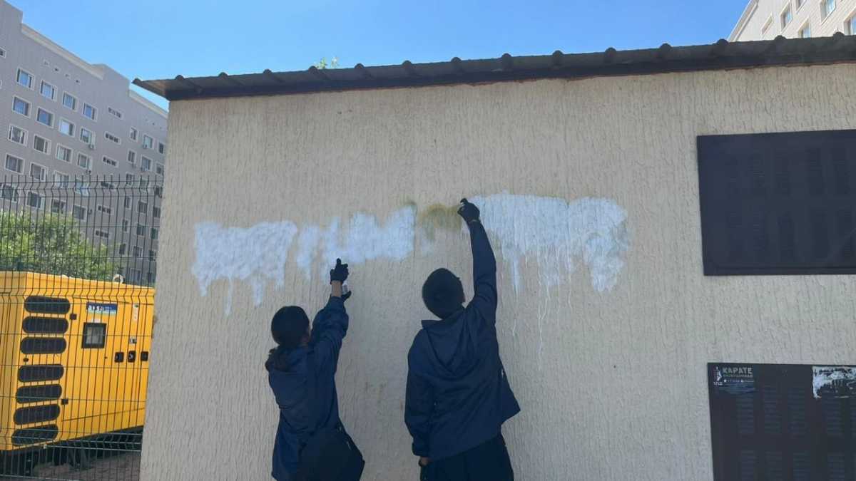 «Закон и порядок»: волонтёры и полиция закрасили десятки нарконадписей в Астане