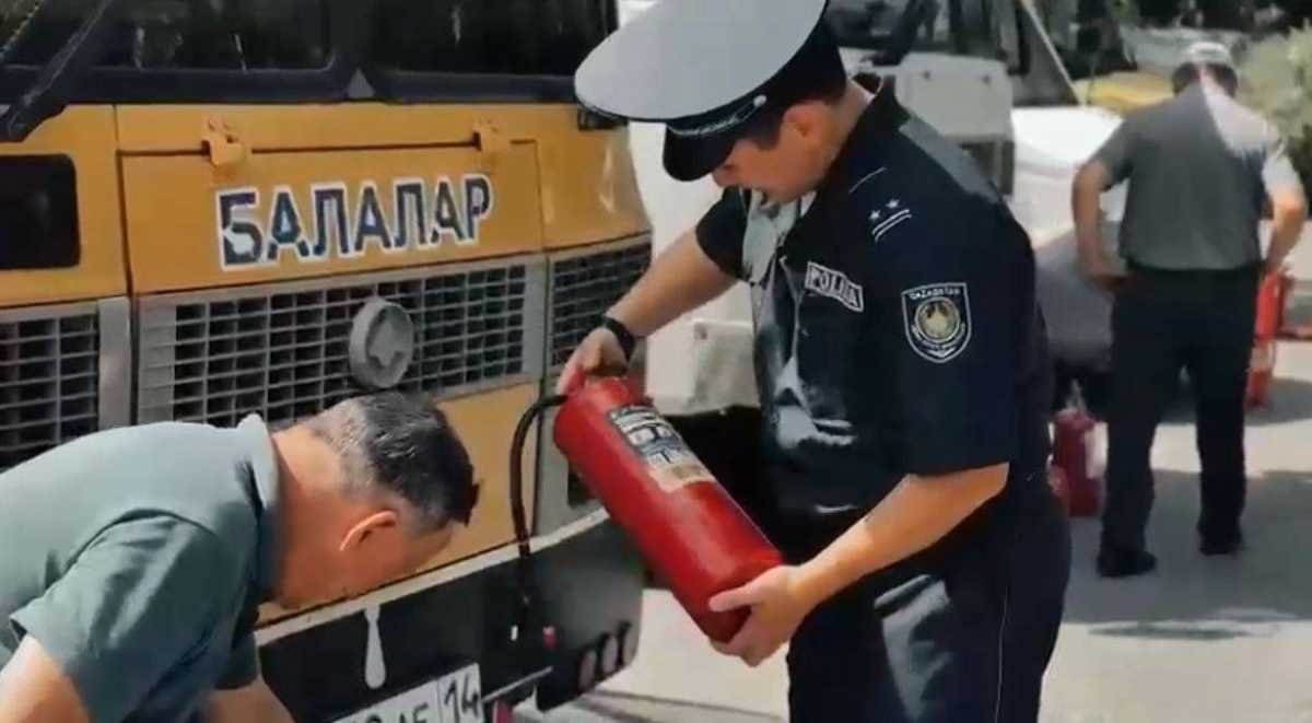 Полиция проверяет школьные автобусы в Экибастузе