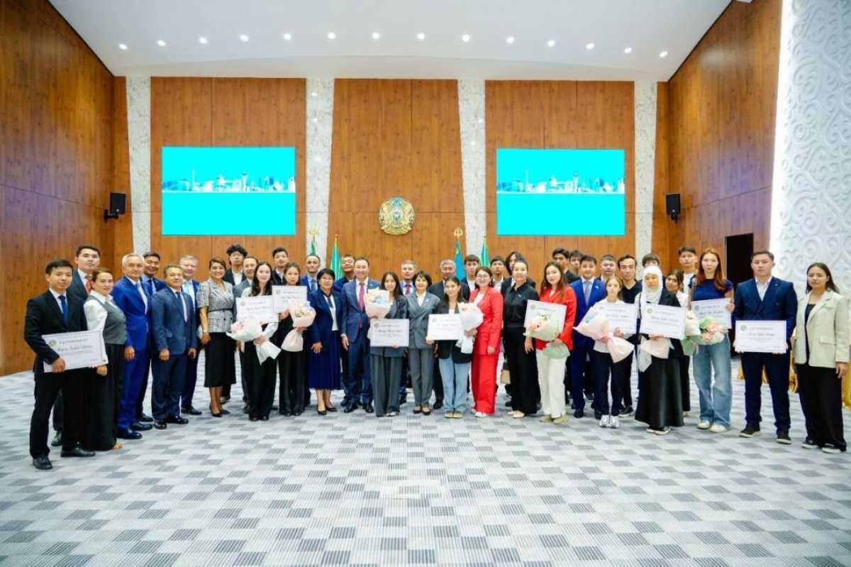 Депутаты маслихата вручили образовательные гранты молодёжи Астаны