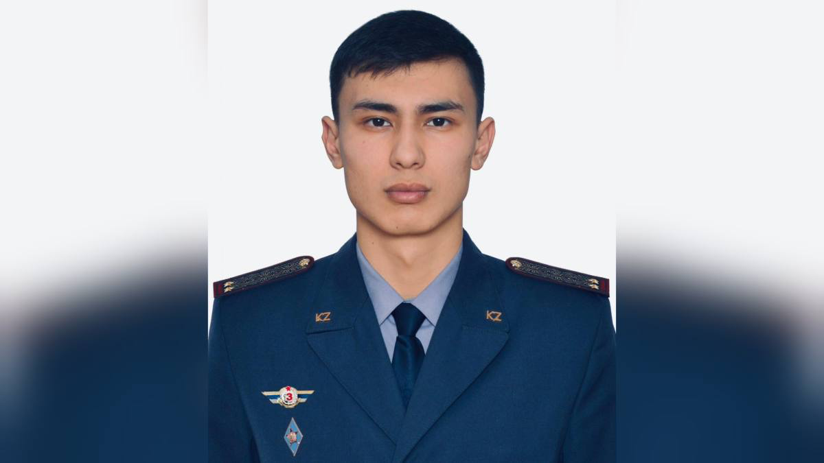 Гвардеец спас женщину из охваченной дымом квартиры в Караганде