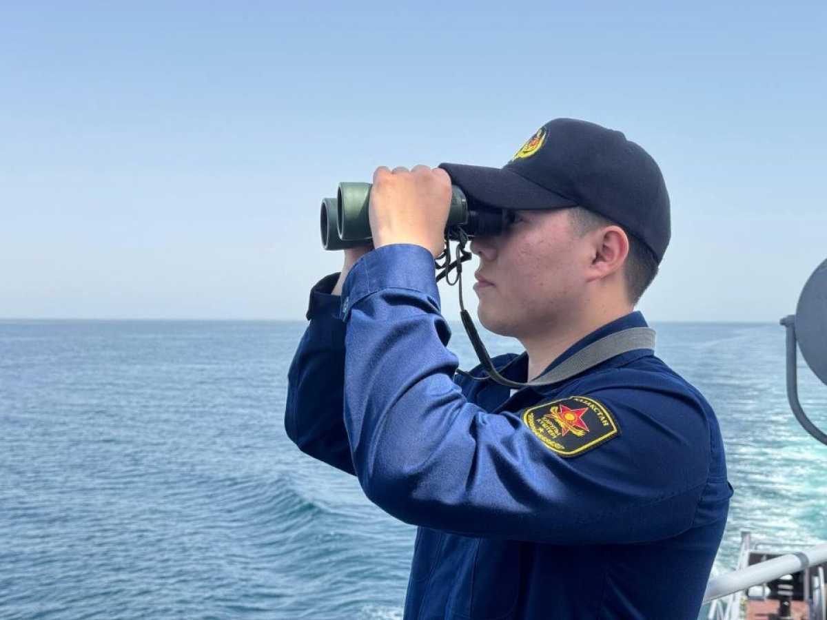 Военные моряки отработали навыки кораблевождения в Каспийском море