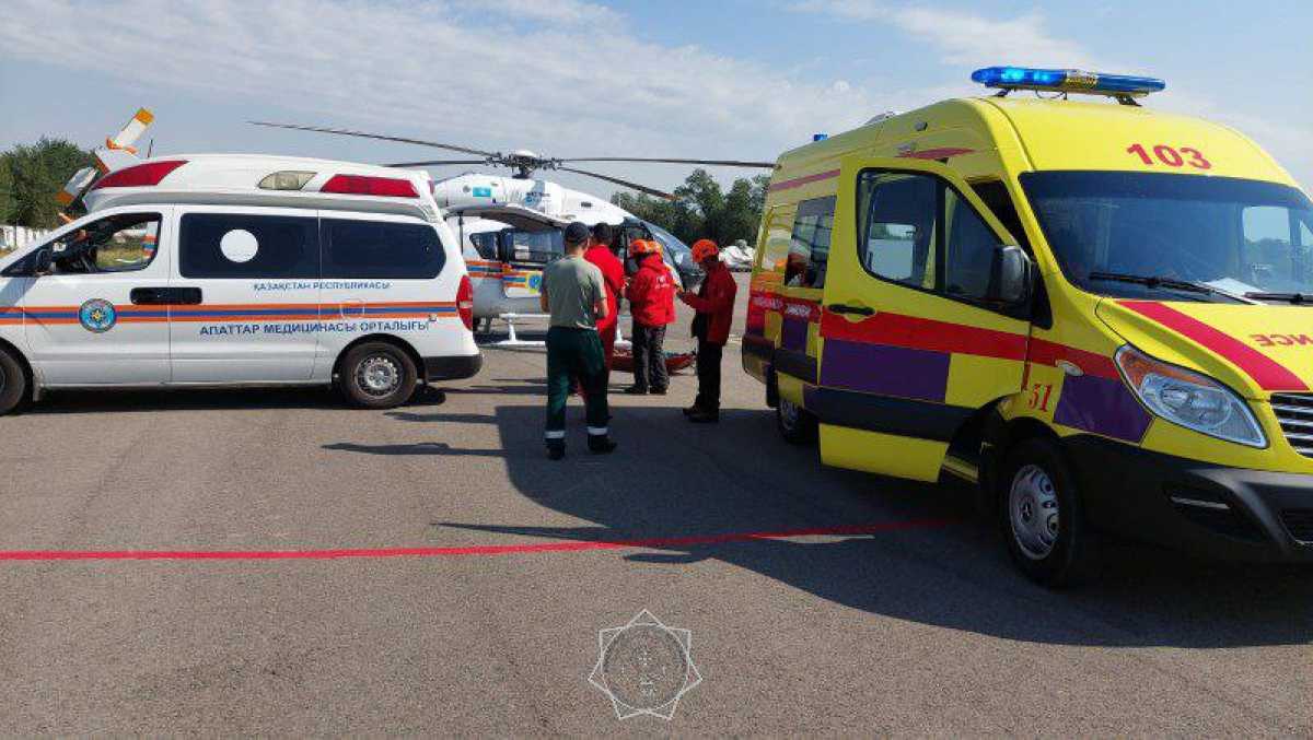 В горах Алматинской области спасли туриста из России, зажатого камнем на высоте 4000 метров