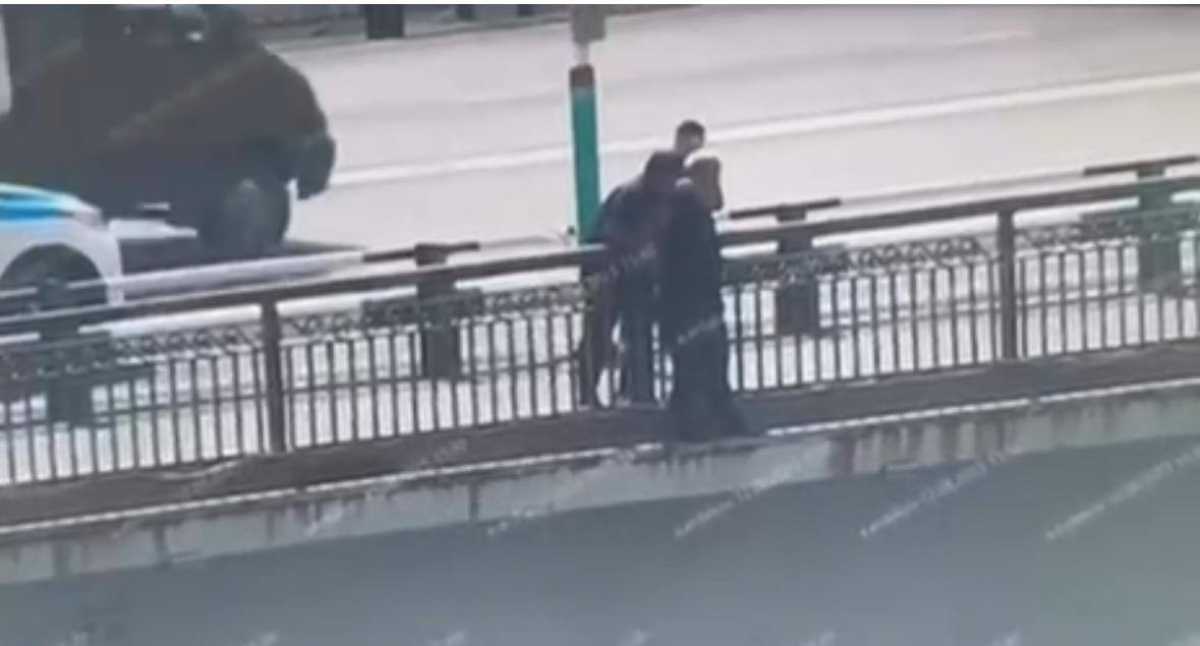 Собирался прыгнуть с моста: полицейские спасли мужчину в Атырауской области