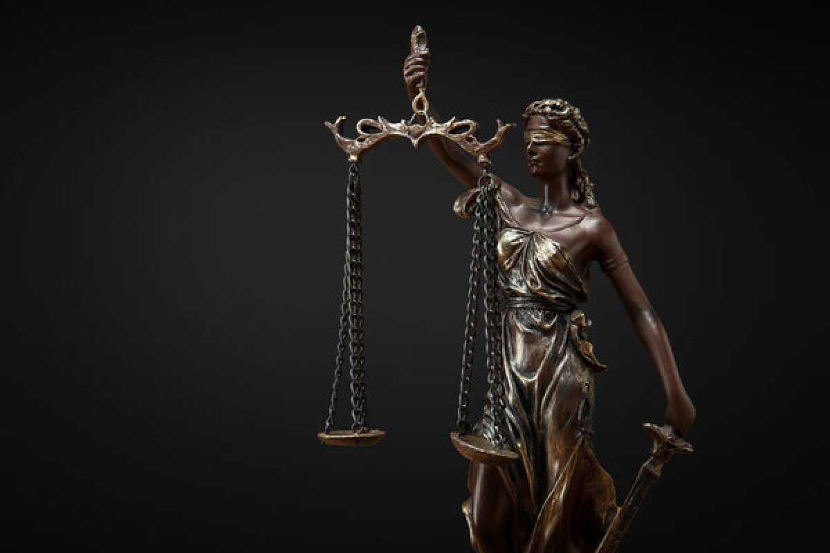 Объявленного в розыск экс-депутата доставили в суд Шымкента