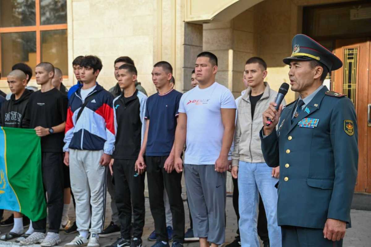 В Астане проводили первую команду осеннего призыва в Пограничную службу