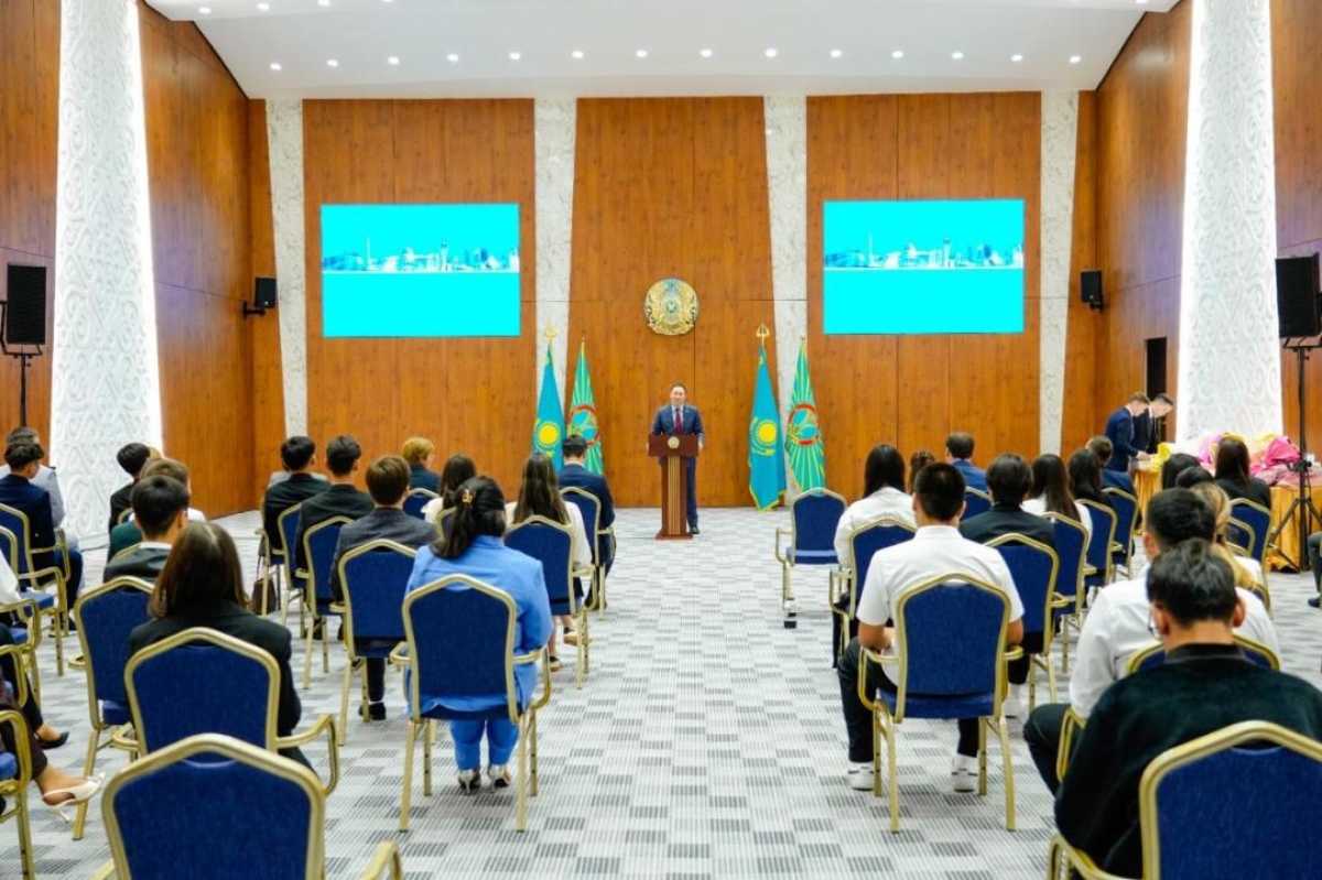 В Астане более 50 выпускников из социально уязвимых семей получили помощь на обучение в вузах
