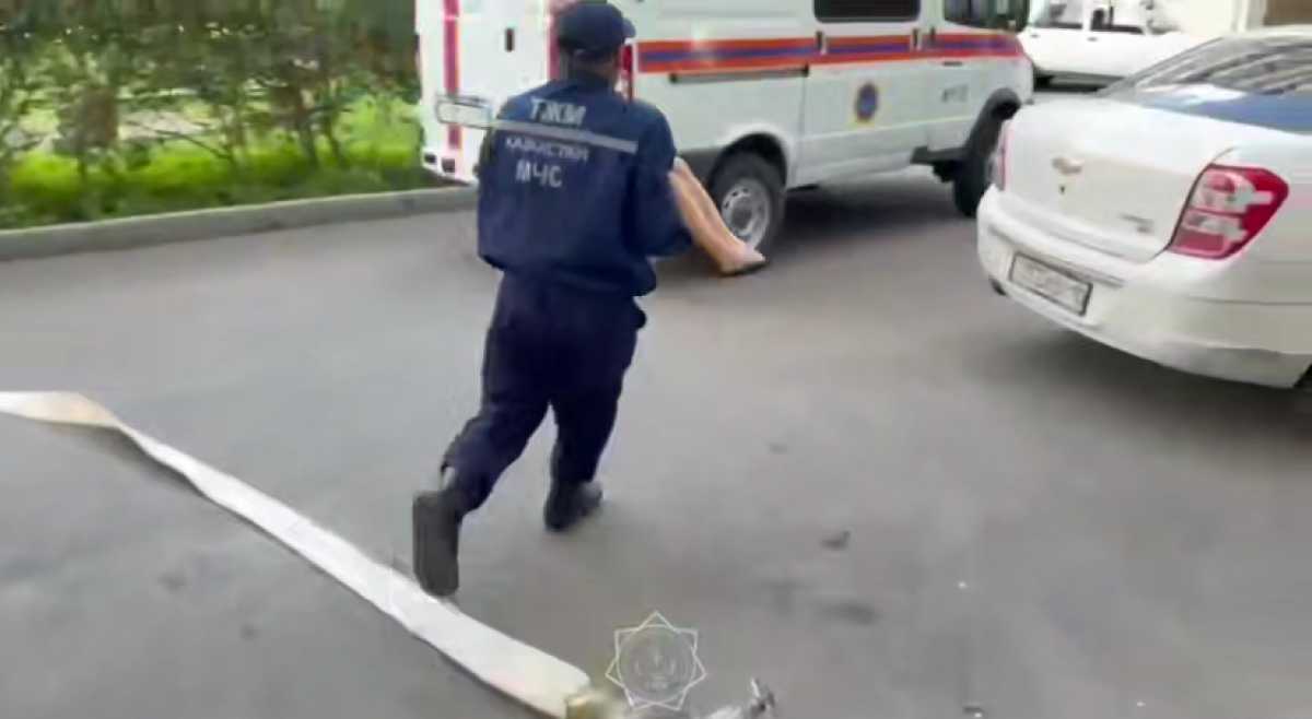 В Костанае спасатели вывели из горящей квартиры мать с двумя детьми