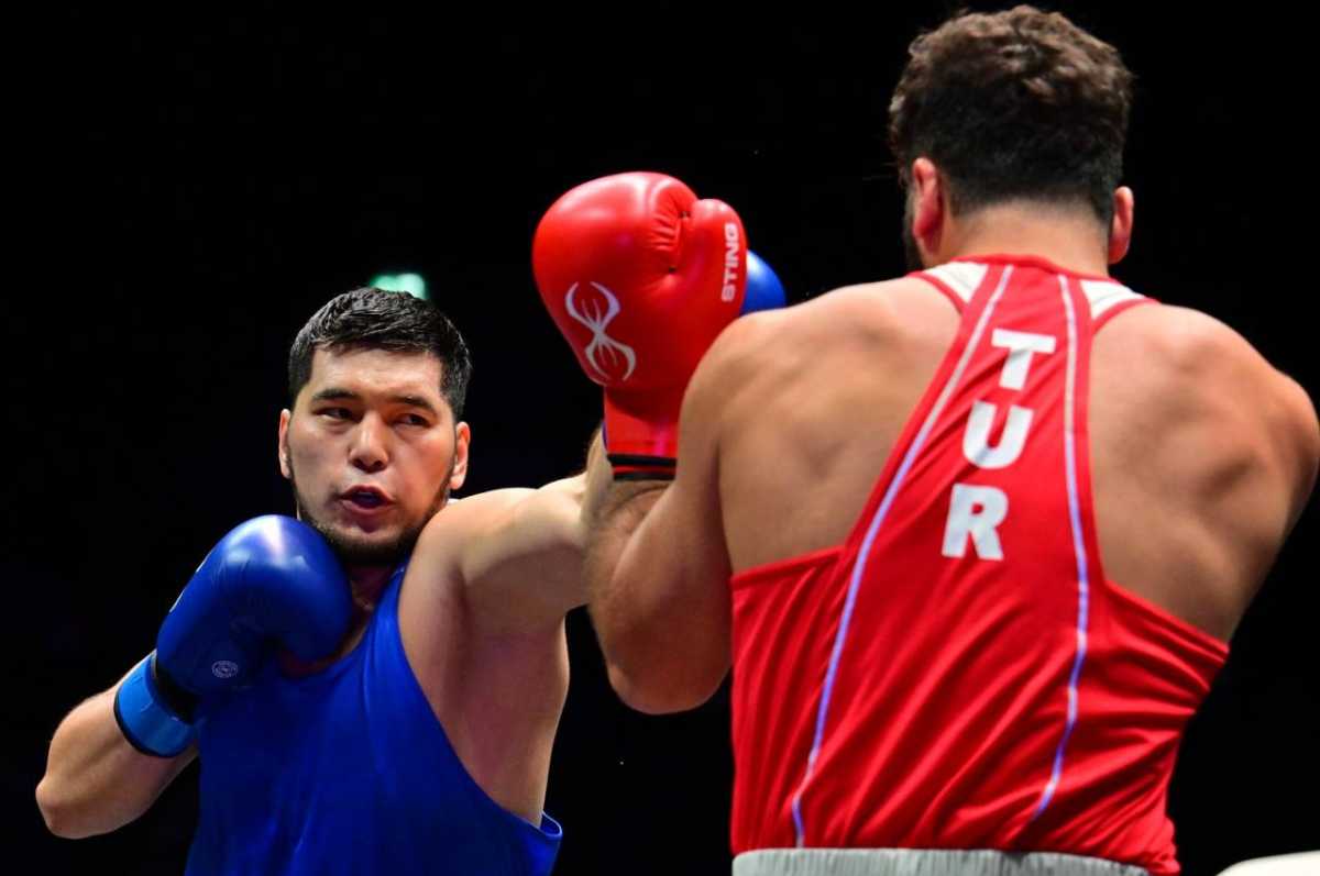 Боксёр Айбек Оралбай стал четвертьфиналистом чемпионата мира