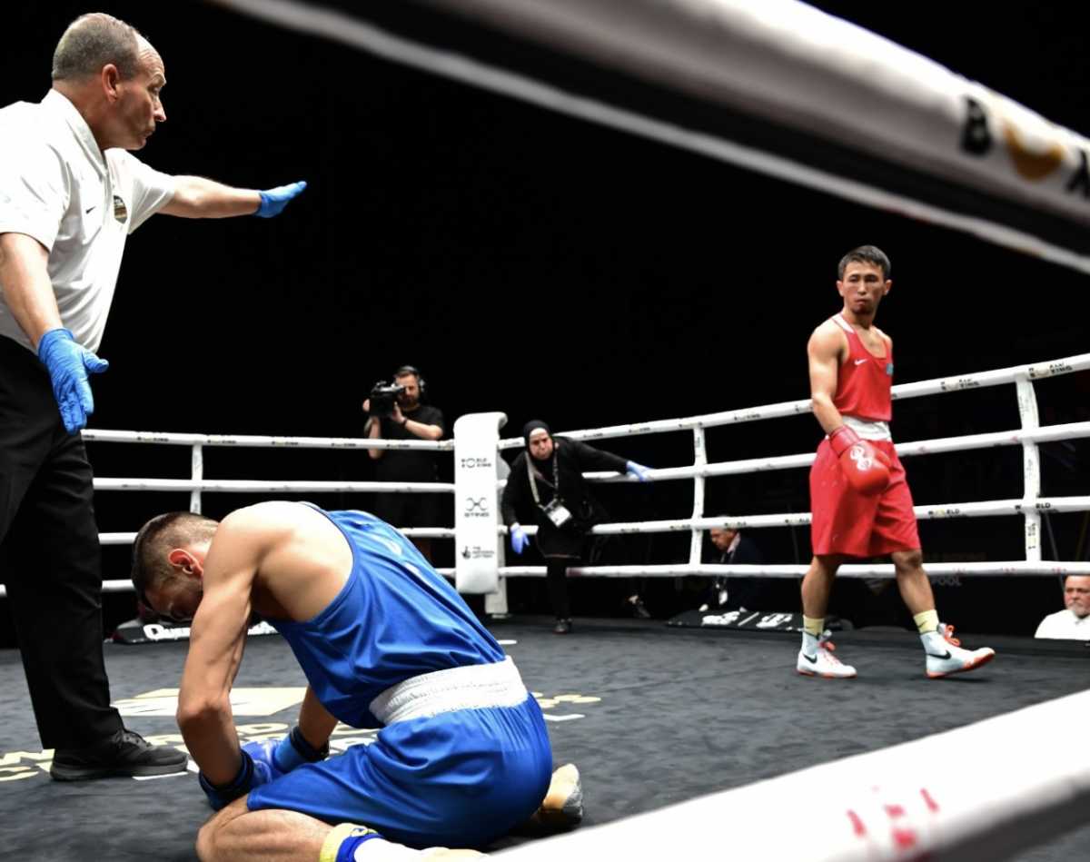Нокаутировал соперника в первом раунде: казахстанский боксёр Махмуд Сабырхан пробился в 1/4 финала ЧМ