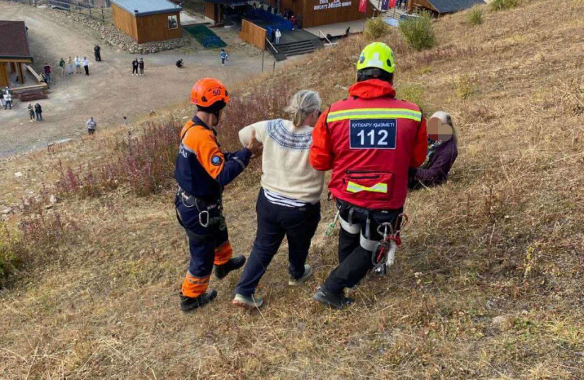 На Шымбулаке спасатели эвакуировали туристов с остановившейся канатной дороги