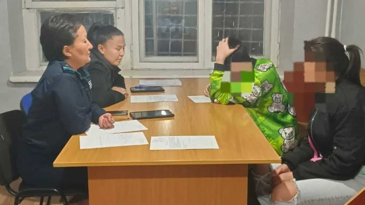 Опасная игра: полиция нашла подростка, раскладывавшего кирпичи на крышах в Караганде