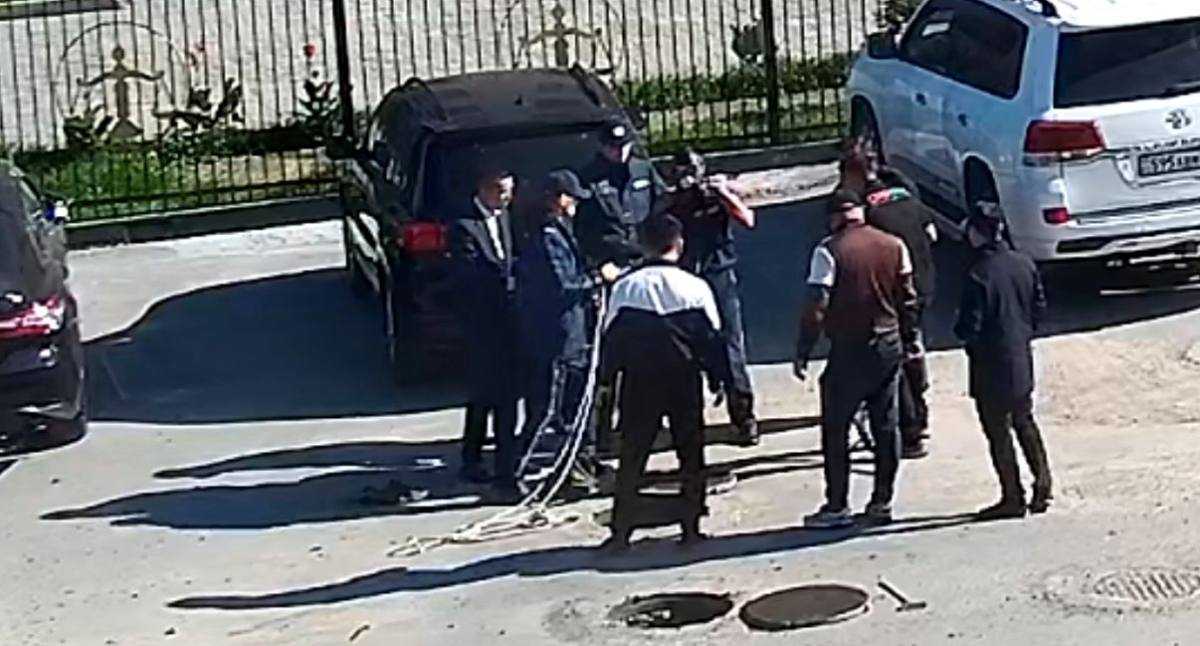 В Семее полицейские спасли рабочих из смертельной ловушки в канализационном люке