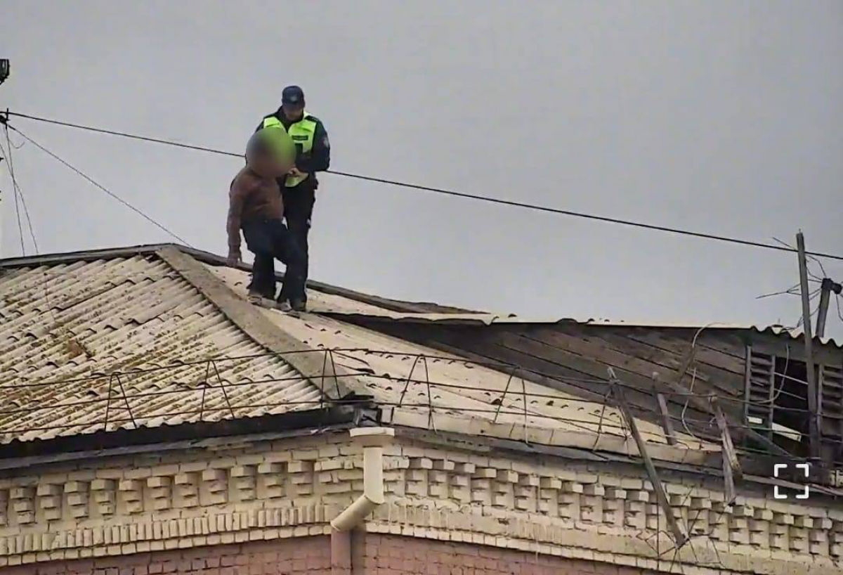 В Кокшетау полицейский спас мужчину, пытавшегося спрыгнуть с крыши