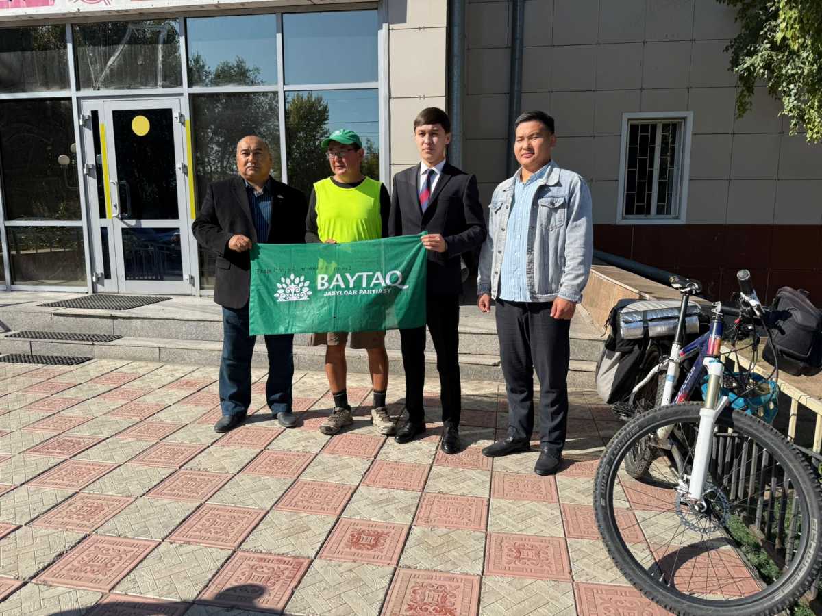 Экоактивист третий месяц путешествует по Казахстану на велосипеде