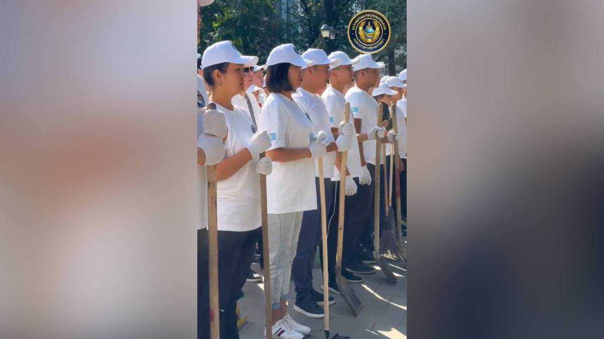 Полицейские вышли на субботник в Алматы