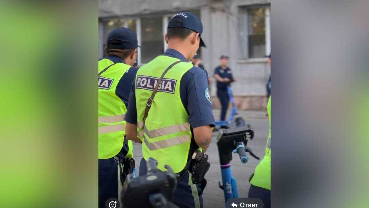 50 полицейских патрулируют Алматы на электросамокатах