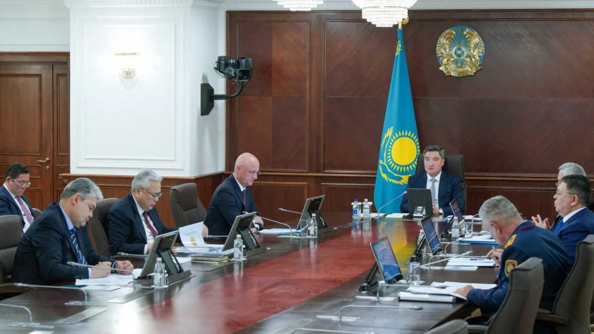Олжас Бектенов поручил акиматам оперативно решать проблемы аварийных участков дорог
