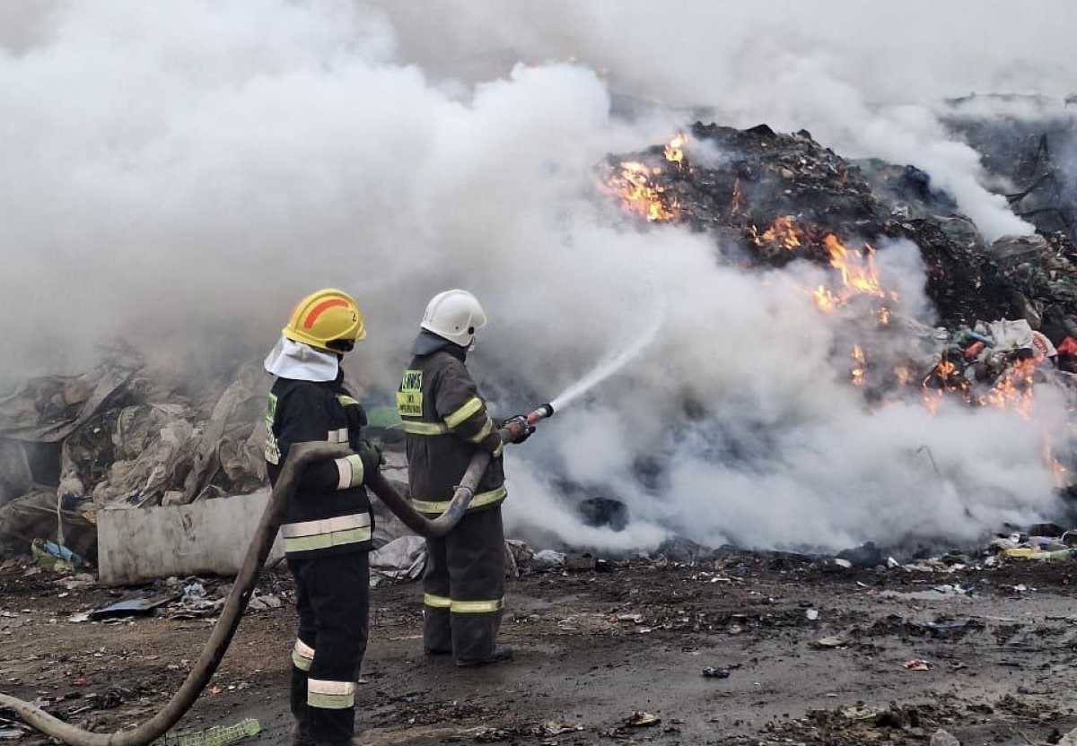 В Алматинской области продолжают тушить возгорание на мусорном полигоне: в работах задействованы 120 человек и 60 единиц техники