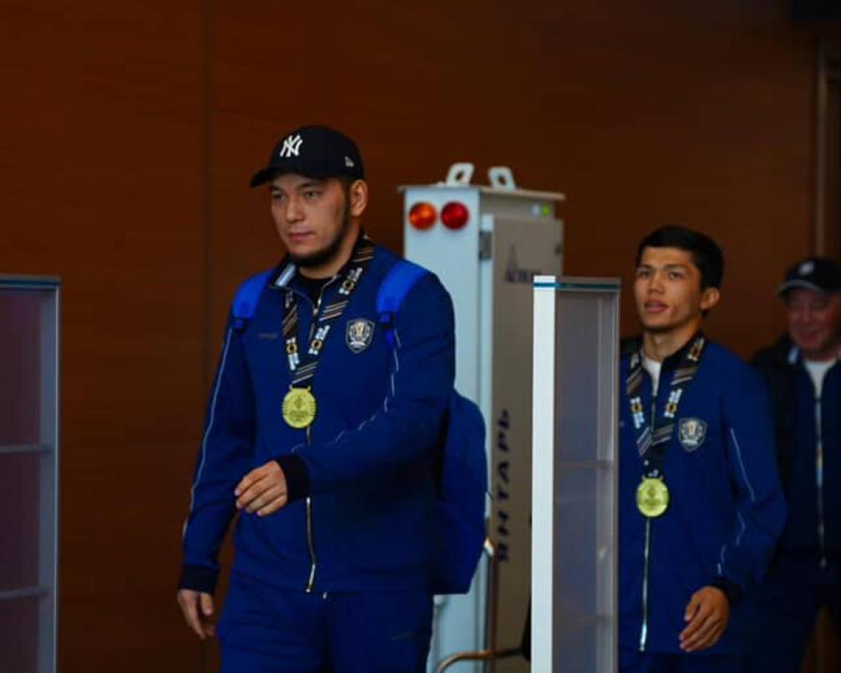 Столичных боксёров, ставших чемпионами мира, встретили болельщики в аэропорту Астаны
