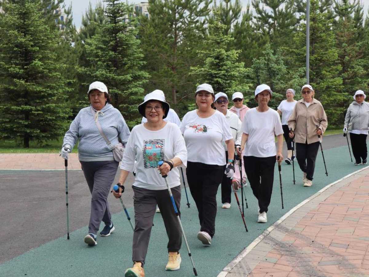 В Астане стартовал осенний сезон скандинавской ходьбы для пенсионеров