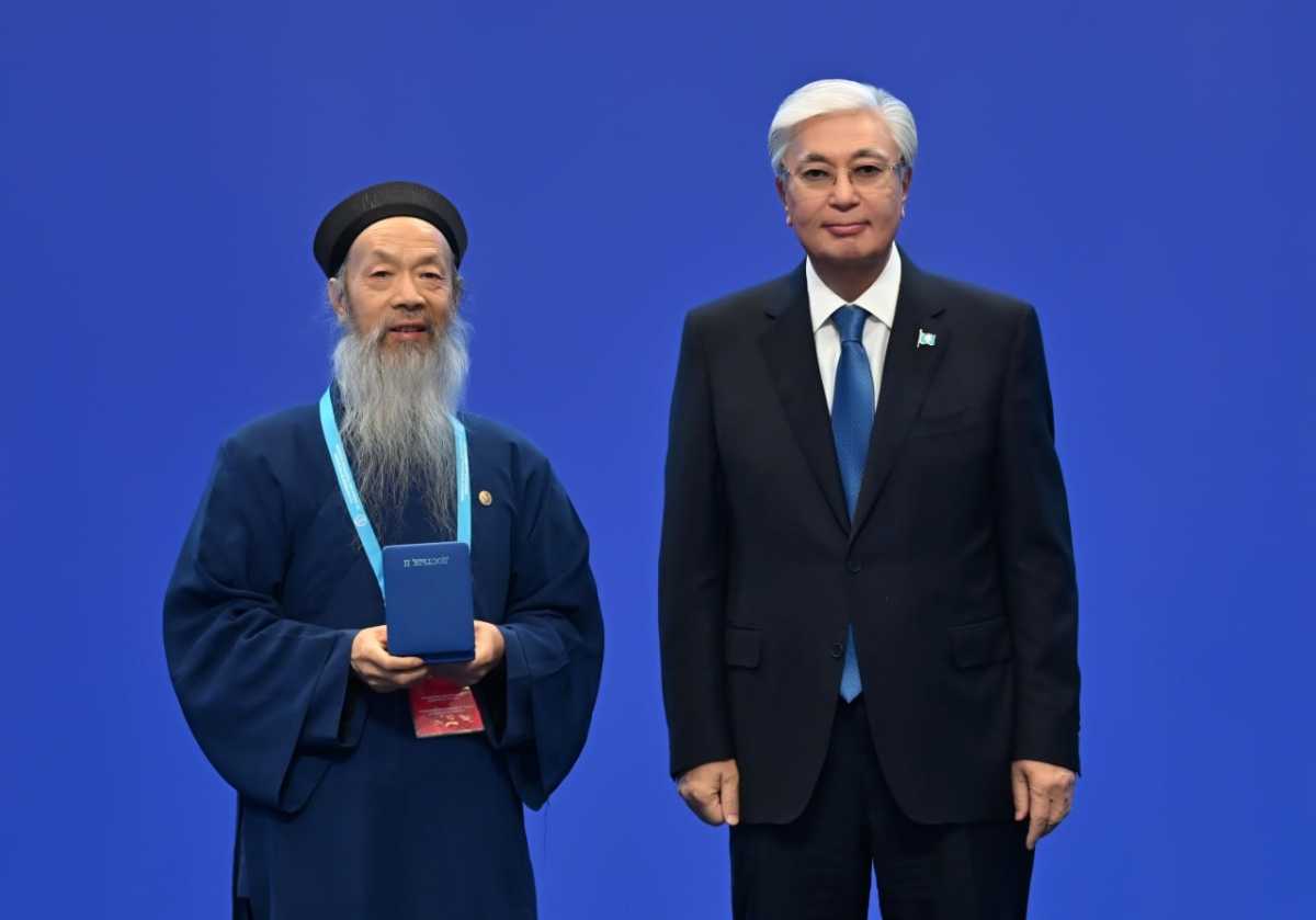 Токаев наградил ряд участников Съезда лидеров мировых религий