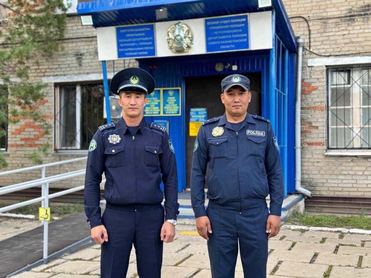 В Петропавловске полицейские спасли мужчину и вынесли газовый баллон из горящего дома
