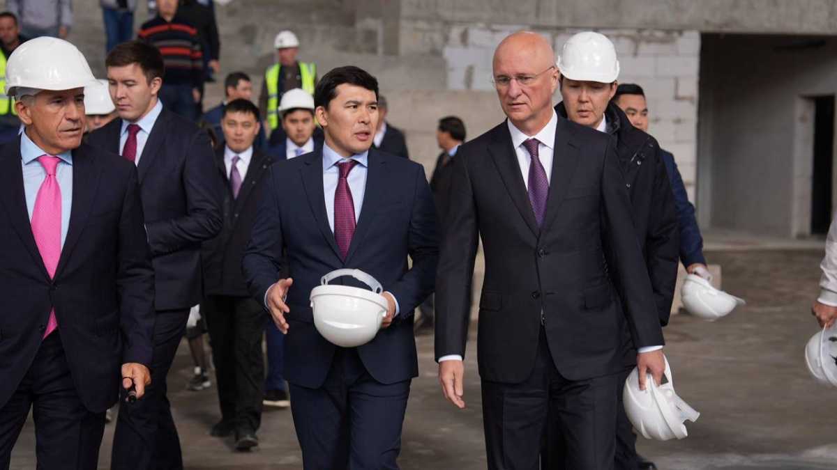 Роман Скляр ознакомился с ходом строительства Национального университета спорта в Астане