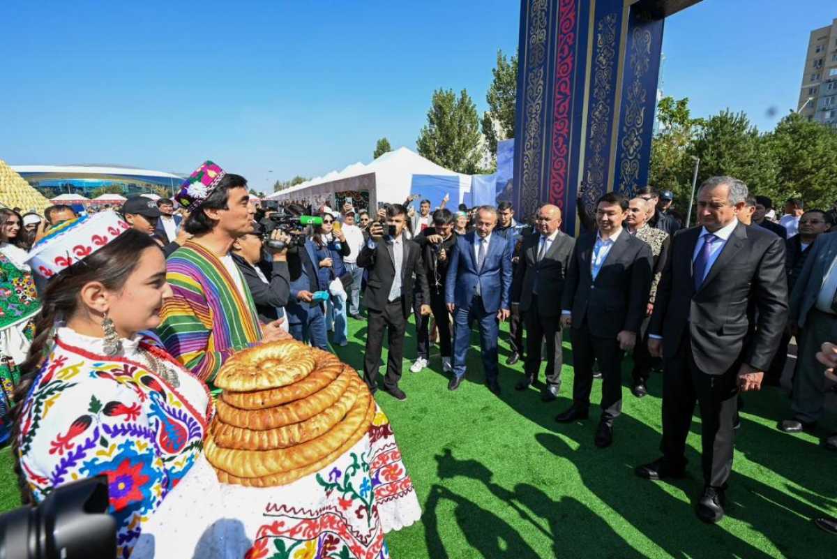 В честь Дня города аким Алматы Дархан Сатыбалды посетил сельхозярмарку фермеров из Таджикистана
