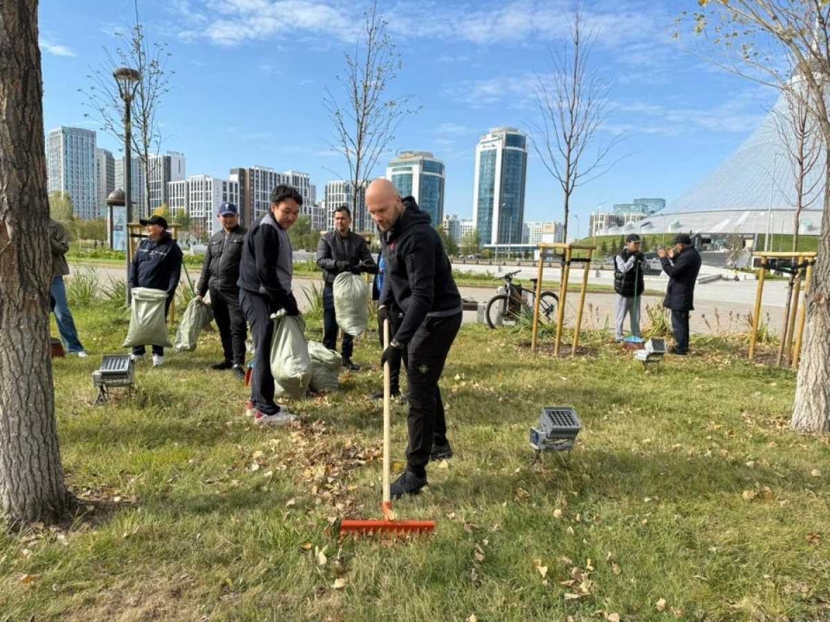 Именитые спортсмены вышли на общегородской субботник в Астане