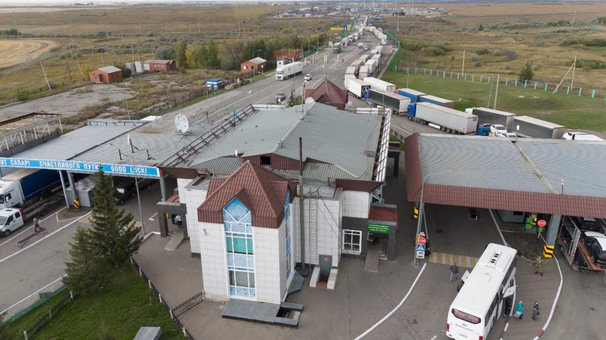 Очереди на границе: ужесточение контроля со стороны РФ вызвало задержки на пунктах пропуска Казахстана